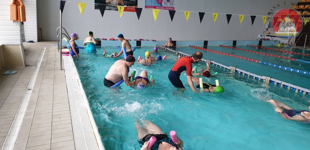 Aktywni seniorzy uczą się pływać oraz przygotowywać zdrowe dania 2