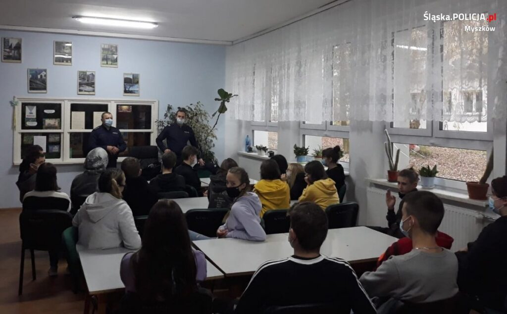 Myszkowscy policjanci rozmawiali z dziećmi o bezpieczeństwie w cyberprzestrzeni i nie tylko 2