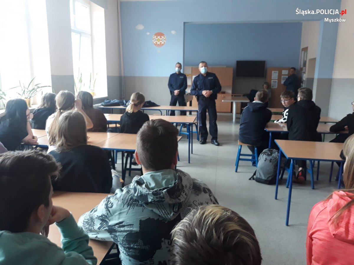 Myszkowscy policjanci rozmawiali z dziećmi o bezpieczeństwie w cyberprzestrzeni i nie tylko 3