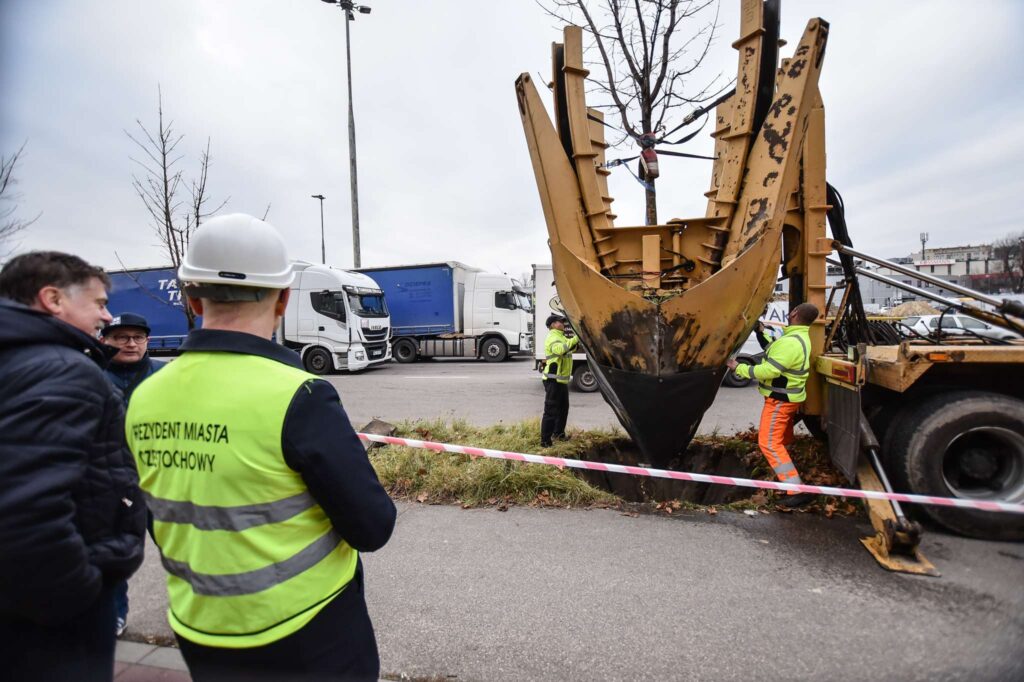 Przesadzają drzewa przy remontowanej „gierkówce” 3