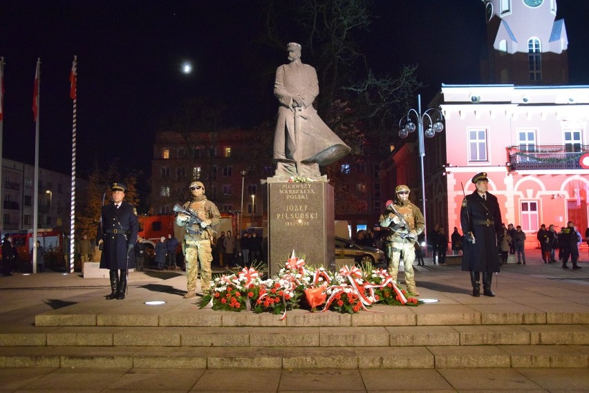 Kilka tysięcy częstochowian na Placu Biegańskiego uczciło 103. rocznicę odzyskania przez Polskę niepodległości 1