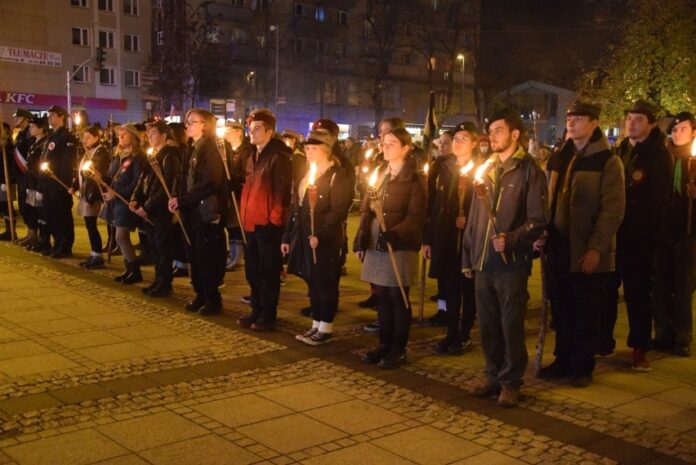 Kilka tysięcy częstochowian na Placu Biegańskiego uczciło 103. rocznicę odzyskania przez Polskę niepodległości 15