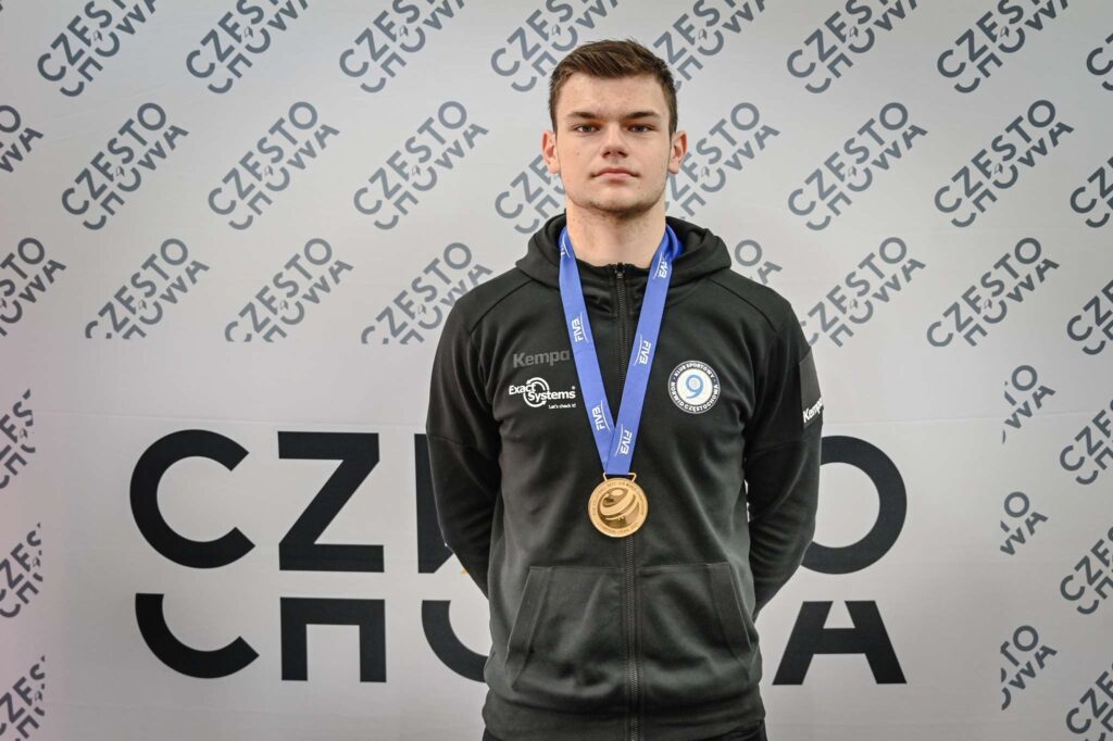 Siatkarz Exact Systems Norwid Damian Biliński pokazał złoty medal MŚ U19 prezydentowi Częstochowy 1