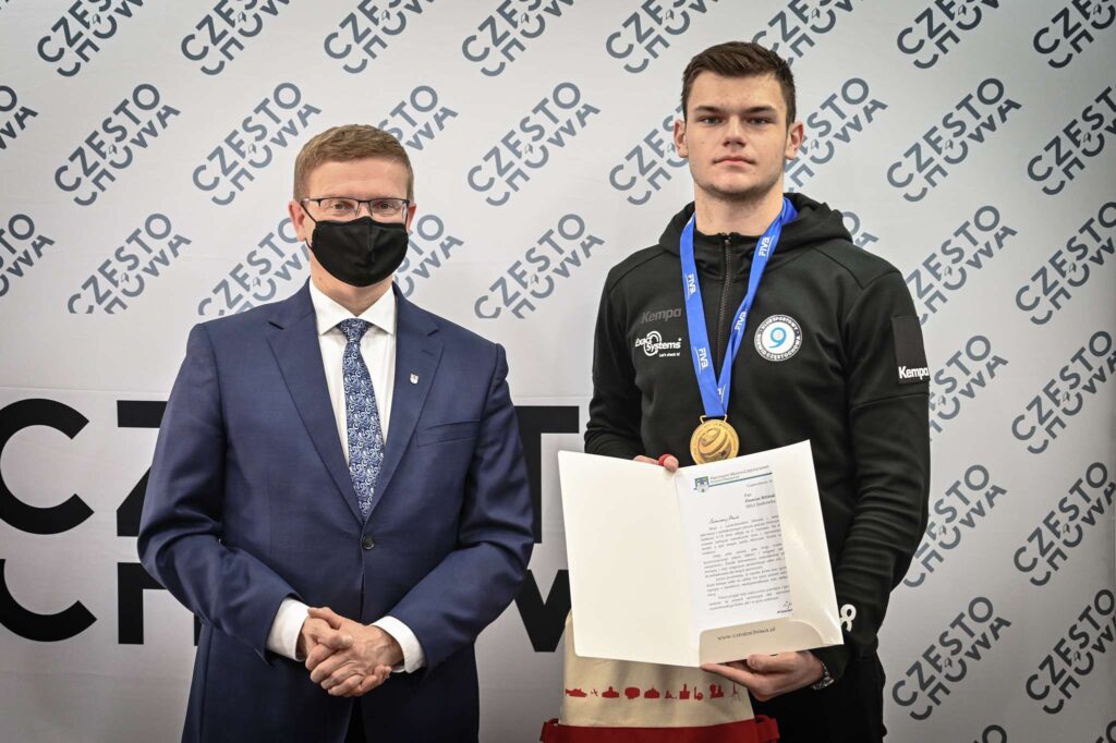 Siatkarz Exact Systems Norwid Damian Biliński pokazał złoty medal MŚ U19 prezydentowi Częstochowy 3
