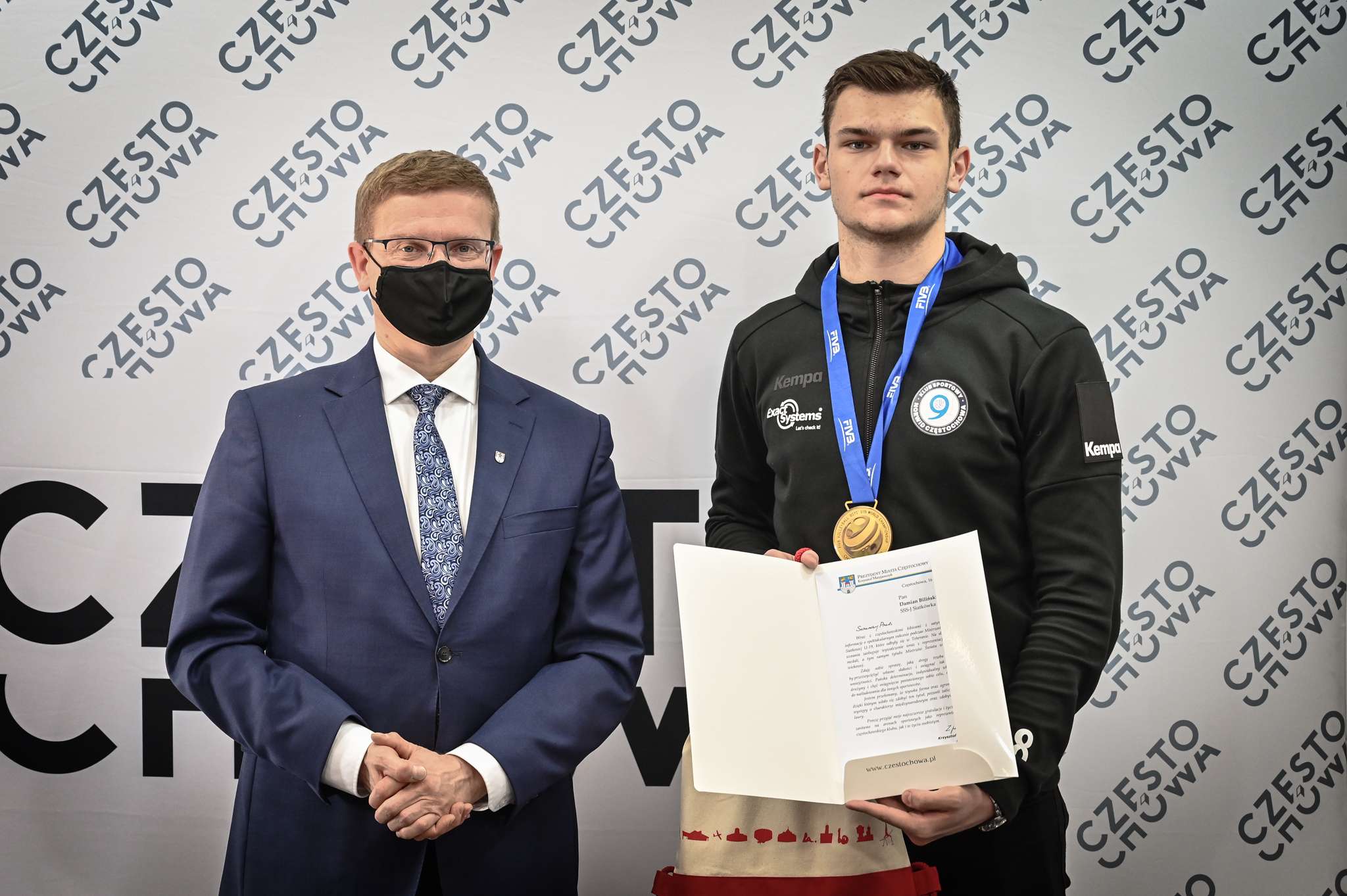 Siatkarz Exact Systems Norwid Damian Biliński pokazał złoty medal MŚ U19 prezydentowi Częstochowy 1