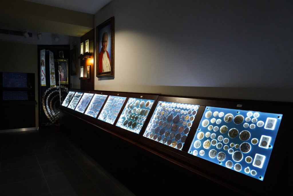 Jubileusz Muzeum Monet i Medali Jana Pawła II. Zaczęło się od 365 numizmatów, dziś jest ich ponad 11 tys. 13