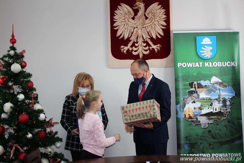 W Starostwie Powiatowym w Kłobucku na listy dzieci odpowiedział Święty Mikołaj 10