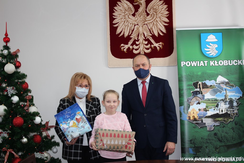 W Starostwie Powiatowym w Kłobucku na listy dzieci odpowiedział Święty Mikołaj 16