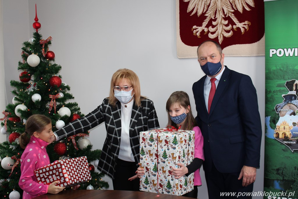 W Starostwie Powiatowym w Kłobucku na listy dzieci odpowiedział Święty Mikołaj 21