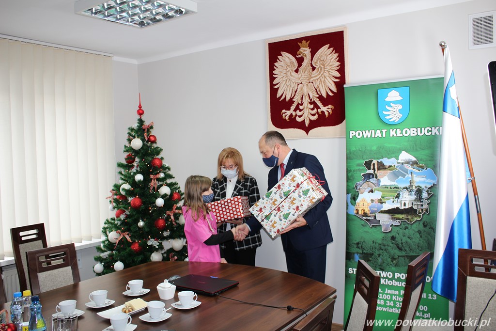 W Starostwie Powiatowym w Kłobucku na listy dzieci odpowiedział Święty Mikołaj 2