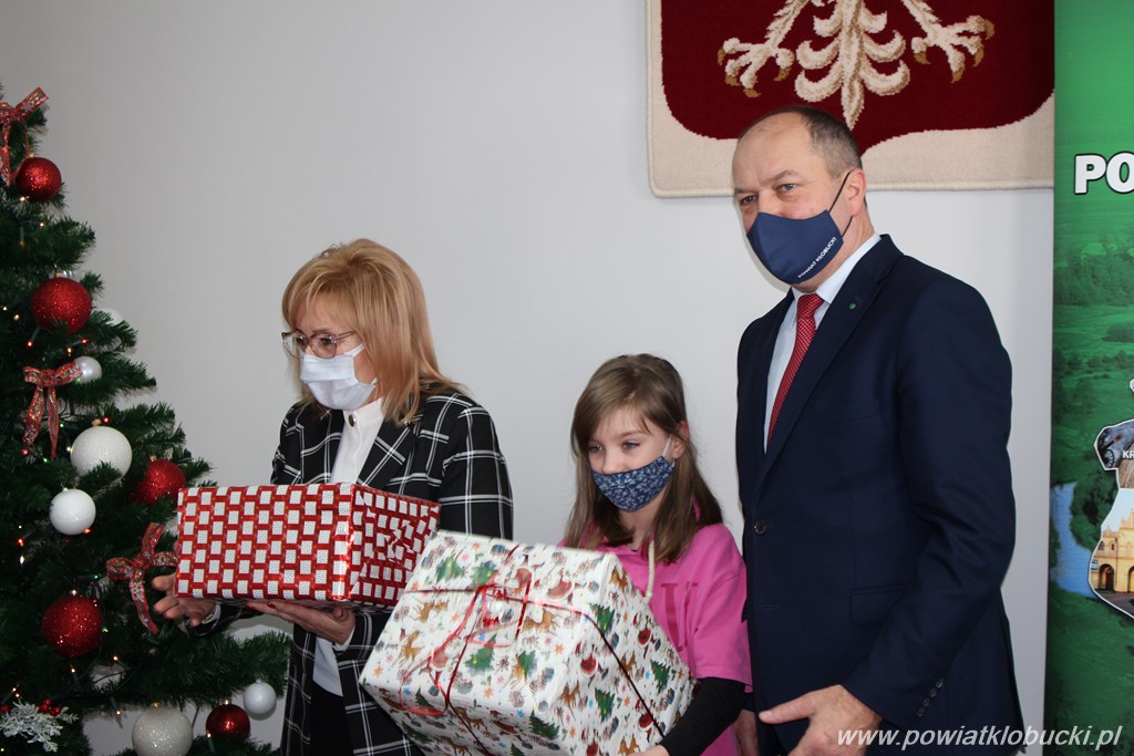 W Starostwie Powiatowym w Kłobucku na listy dzieci odpowiedział Święty Mikołaj 7