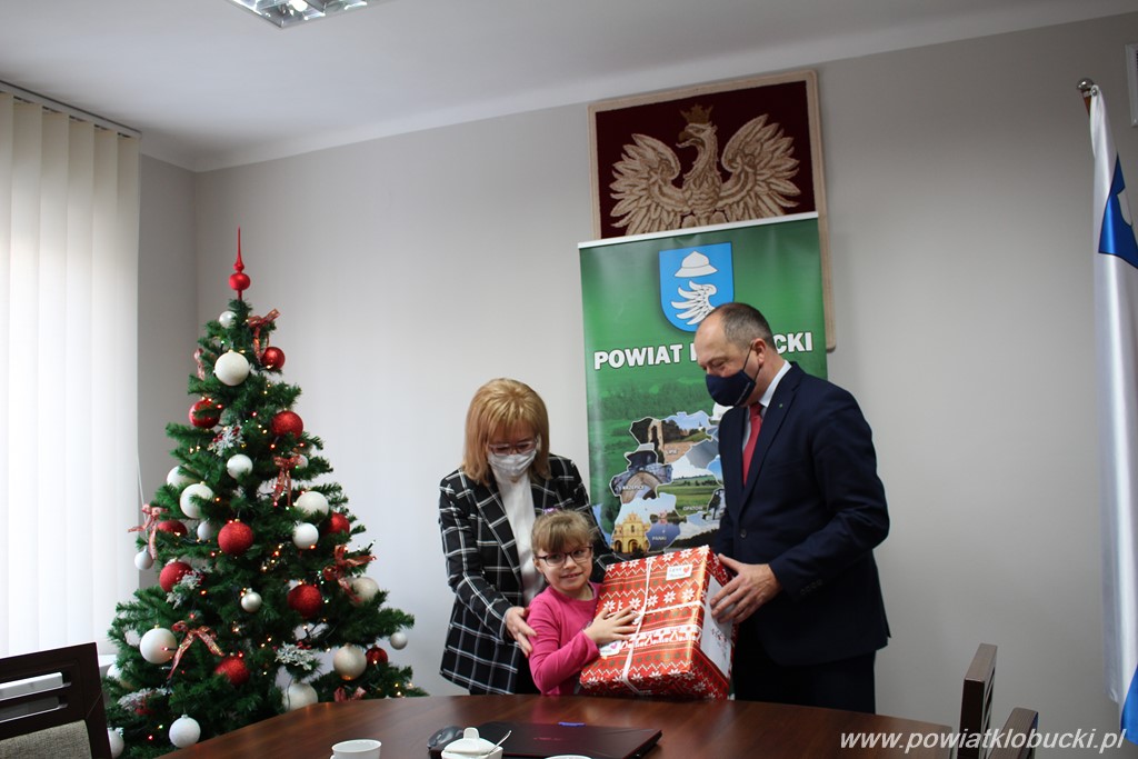 W Starostwie Powiatowym w Kłobucku na listy dzieci odpowiedział Święty Mikołaj 8