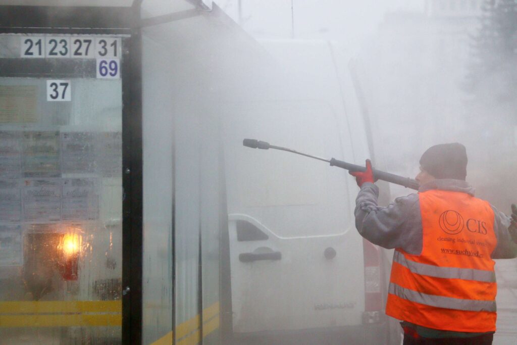 Myją przystanki częstochowskiego MPK 2