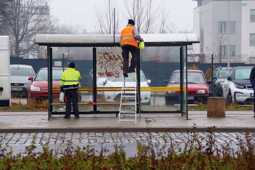 Myją przystanki częstochowskiego MPK 3