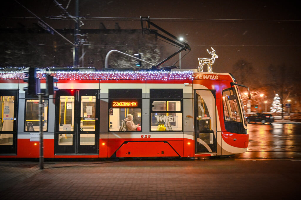 Po mieście jeździ świąteczny tramwaj 2