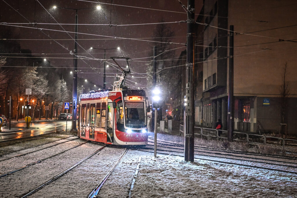 Po mieście jeździ świąteczny tramwaj 3