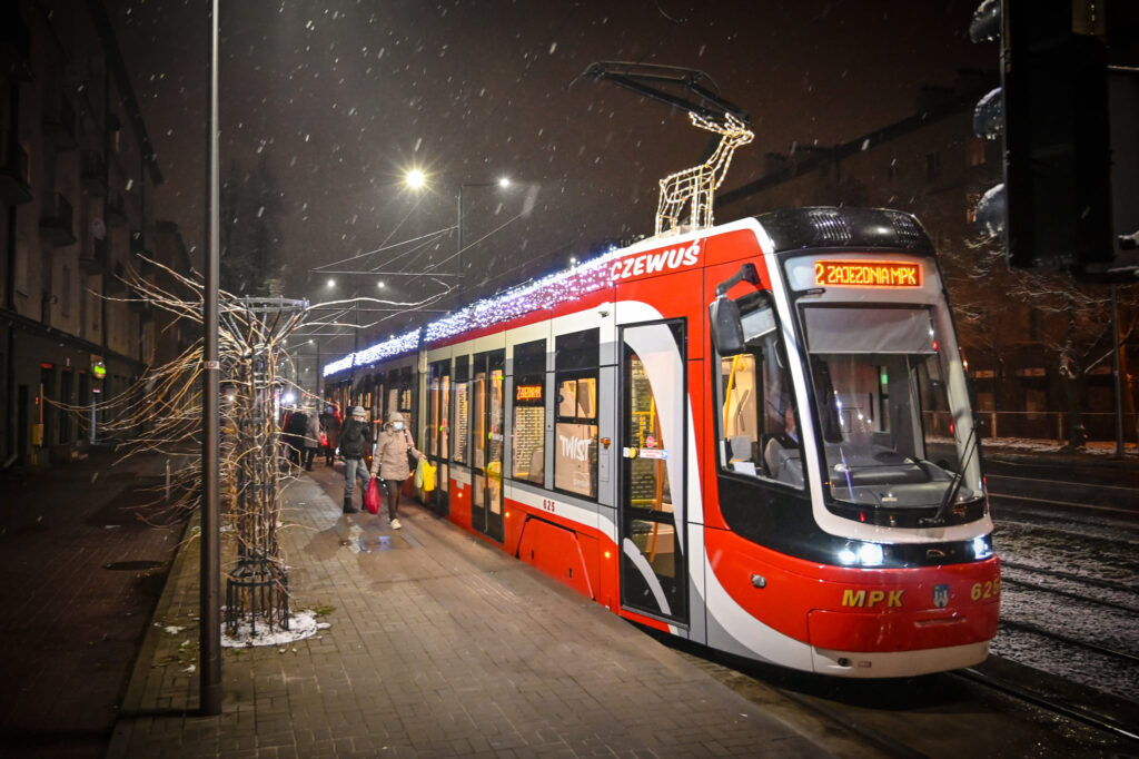 Po mieście jeździ świąteczny tramwaj 4