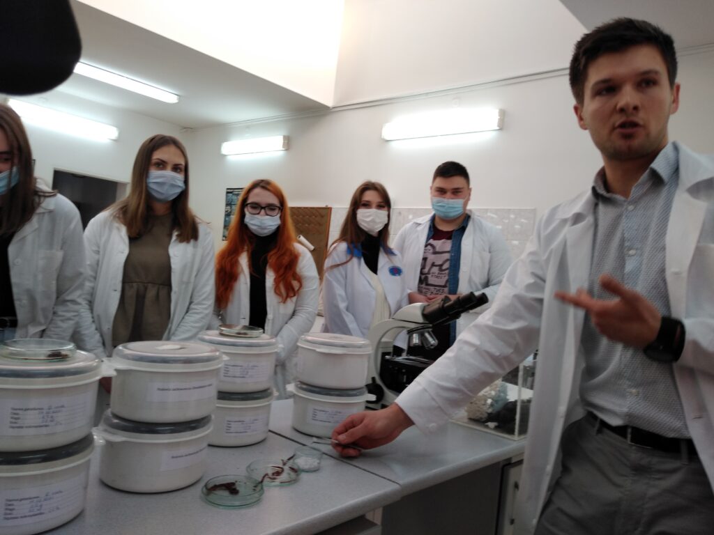 Studenci Politechniki Częstochowskiej badają, jak w ekologiczny sposób pozbywać się długo rozkładających się odpadów. Ich zdaniem pomóc mogą…owady 1