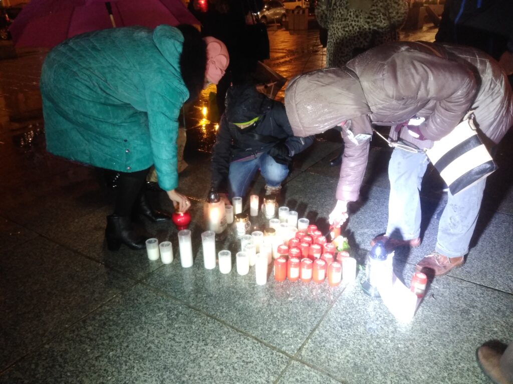 Na placu Biegańskiego zapłonęły znicze dla Pawła Adamowicza 12