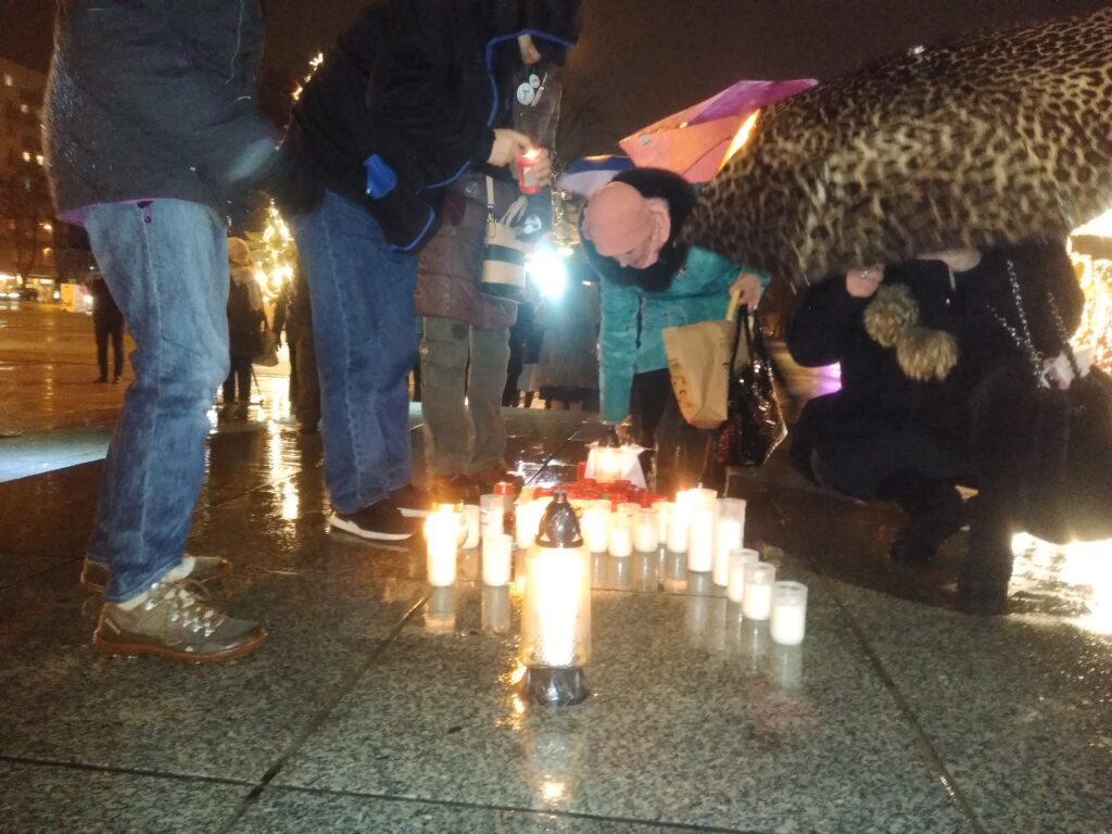 Na placu Biegańskiego zapłonęły znicze dla Pawła Adamowicza 11