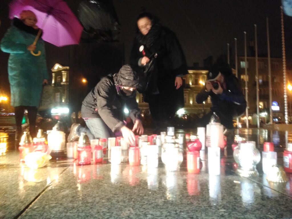 Na placu Biegańskiego zapłonęły znicze dla Pawła Adamowicza 9