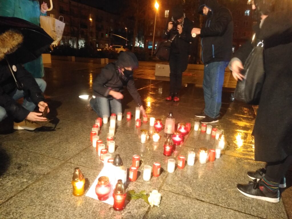 Na placu Biegańskiego zapłonęły znicze dla Pawła Adamowicza 7