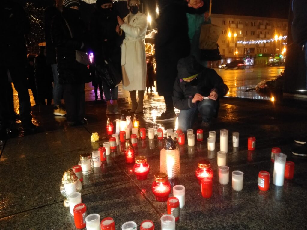 Na placu Biegańskiego zapłonęły znicze dla Pawła Adamowicza 5