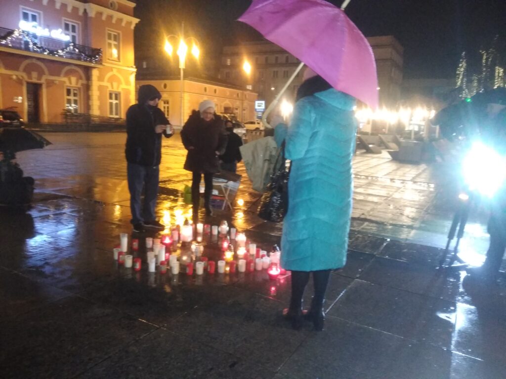 Na placu Biegańskiego zapłonęły znicze dla Pawła Adamowicza 4