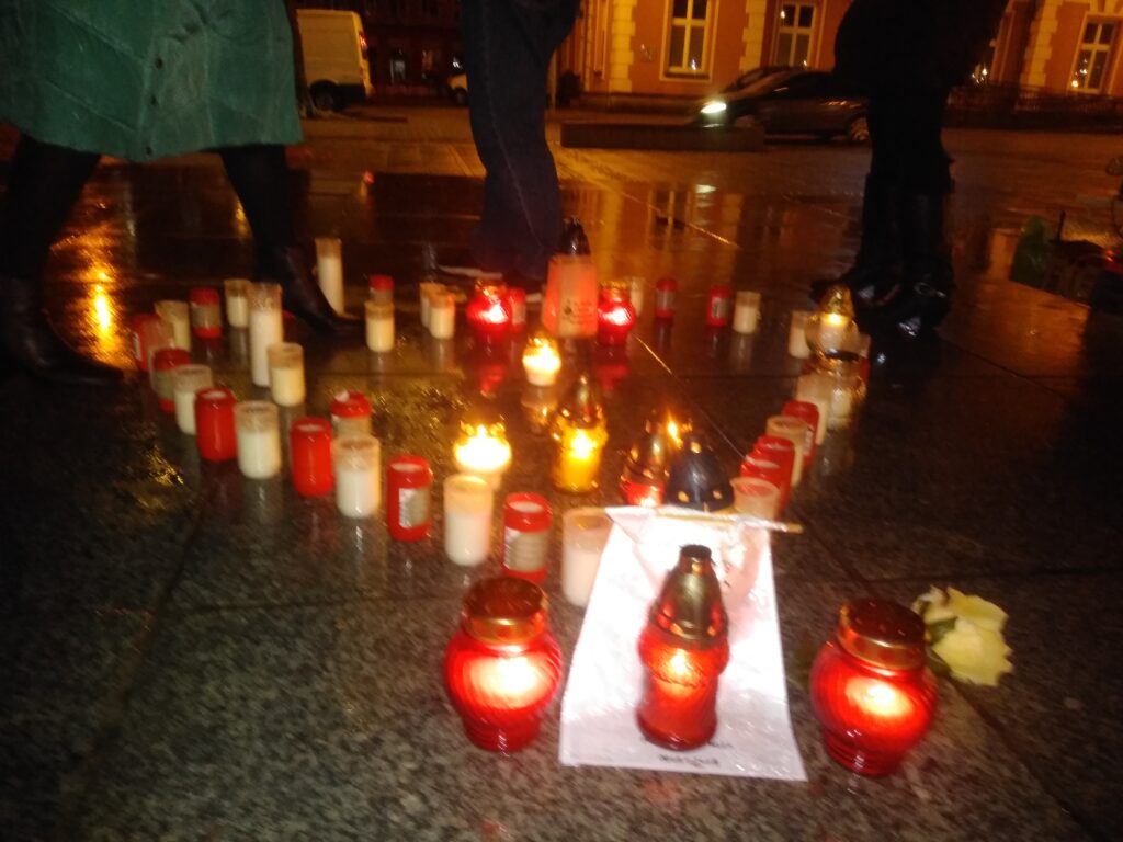 Na placu Biegańskiego zapłonęły znicze dla Pawła Adamowicza 3
