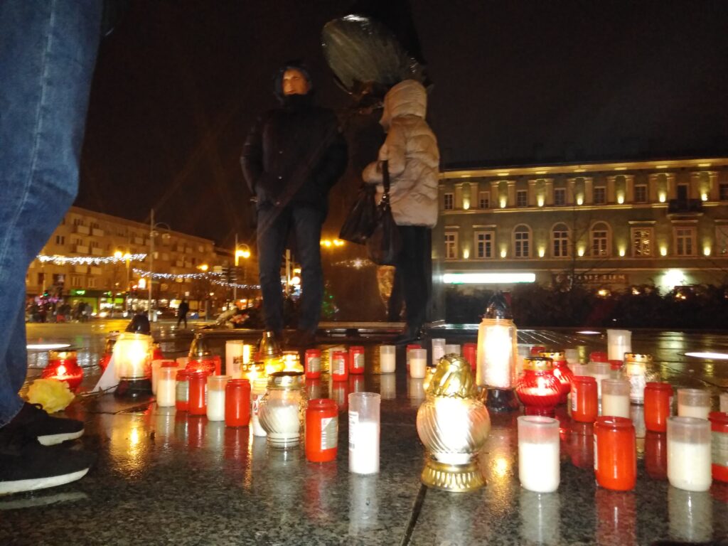 Na placu Biegańskiego zapłonęły znicze dla Pawła Adamowicza 2