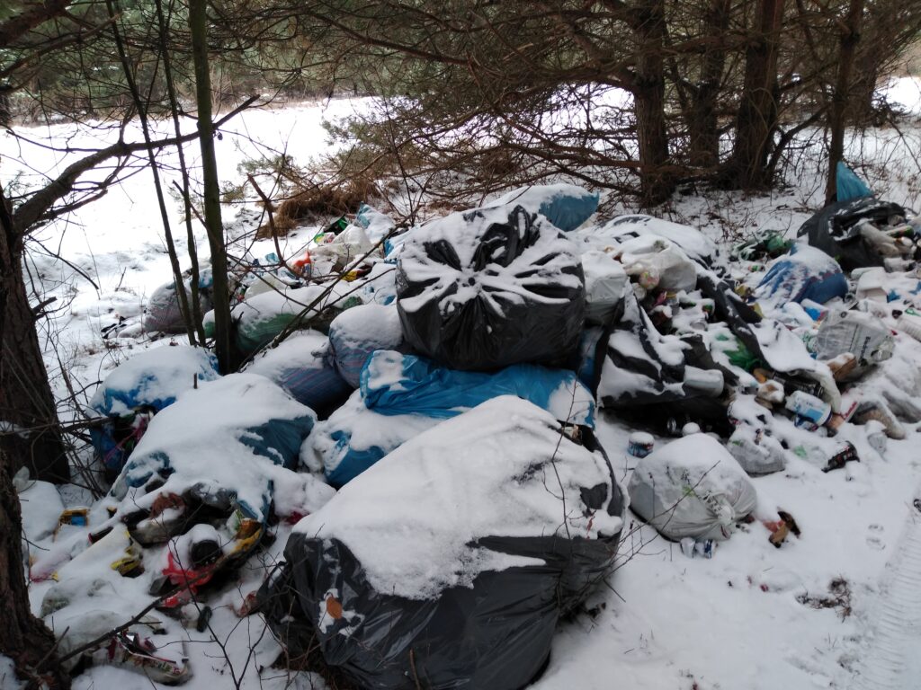 Śmieci w lesie pod Kłobuckiem. Policja bada znalezione na wysypisku paragony i szuka świadków 20