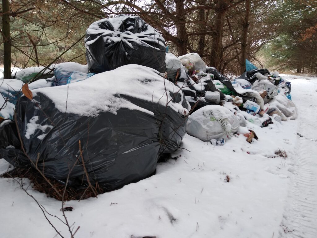 Śmieci w lesie pod Kłobuckiem. Policja bada znalezione na wysypisku paragony i szuka świadków 19