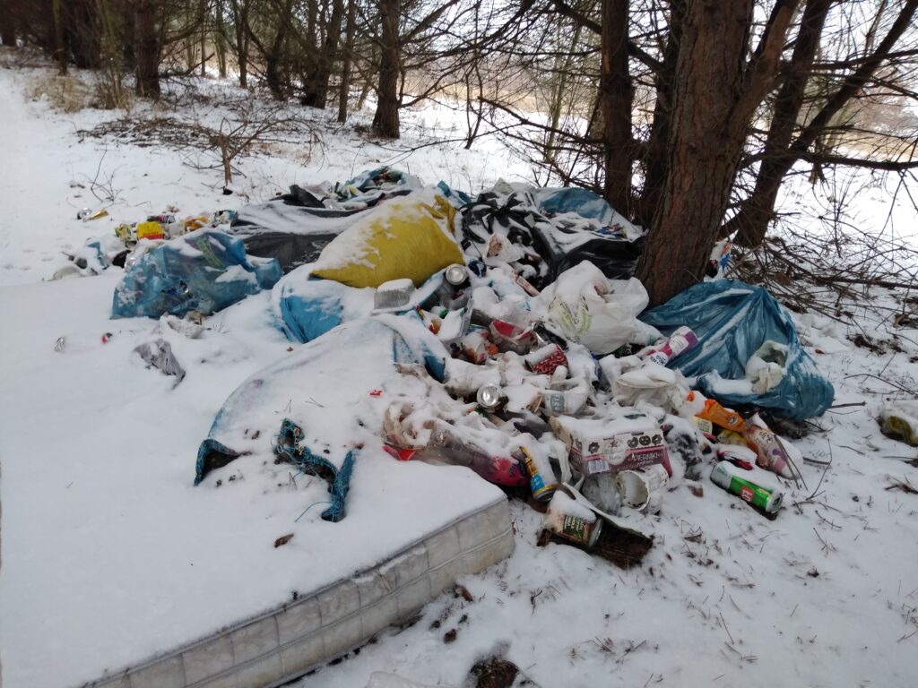 Śmieci w lesie pod Kłobuckiem. Policja bada znalezione na wysypisku paragony i szuka świadków 18
