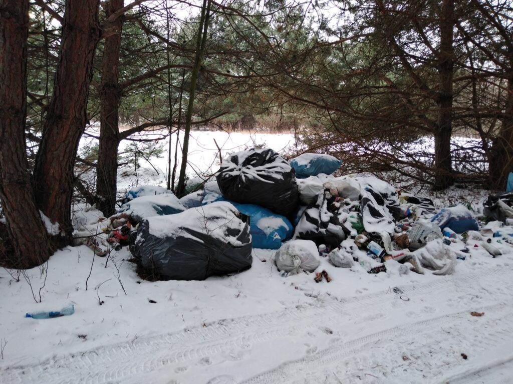 Śmieci w lesie pod Kłobuckiem. Policja bada znalezione na wysypisku paragony i szuka świadków 17