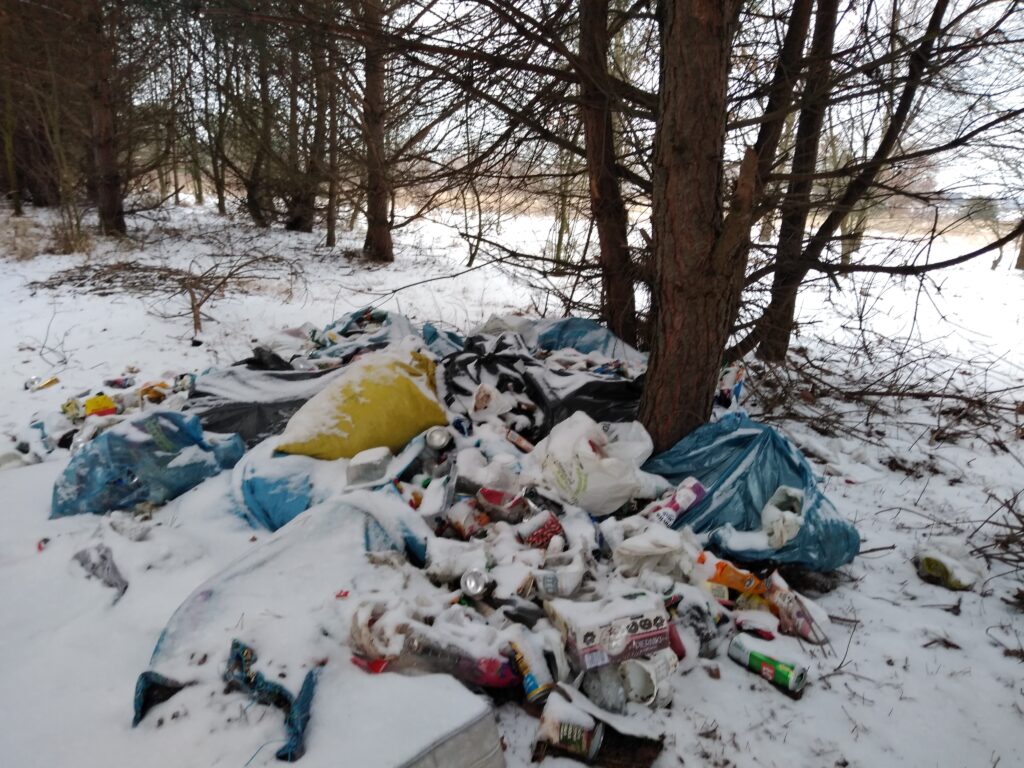 Śmieci w lesie pod Kłobuckiem. Policja bada znalezione na wysypisku paragony i szuka świadków 15