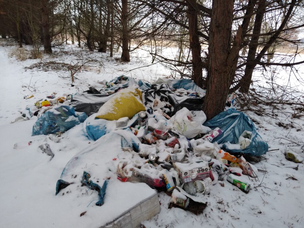 Śmieci w lesie pod Kłobuckiem. Policja bada znalezione na wysypisku paragony i szuka świadków 14