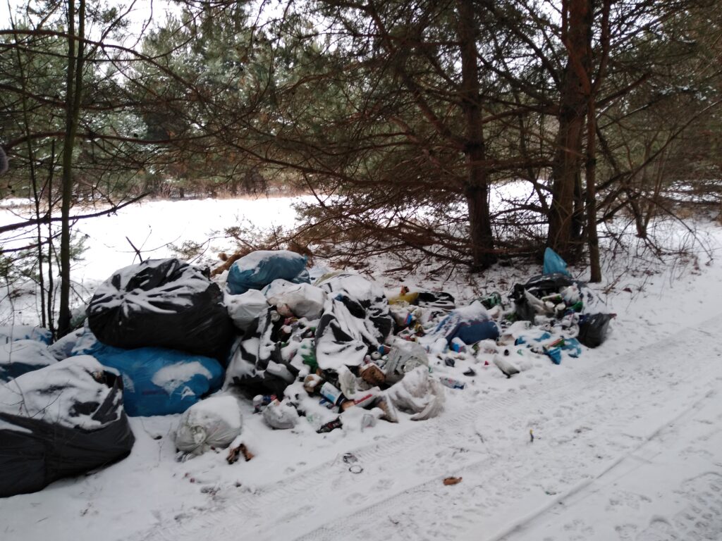 Śmieci w lesie pod Kłobuckiem. Policja bada znalezione na wysypisku paragony i szuka świadków 12