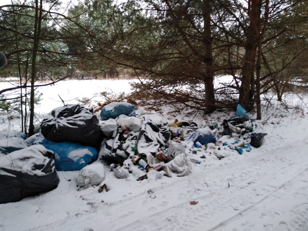 Śmieci w lesie pod Kłobuckiem. Policja bada znalezione na wysypisku paragony i szuka świadków 11