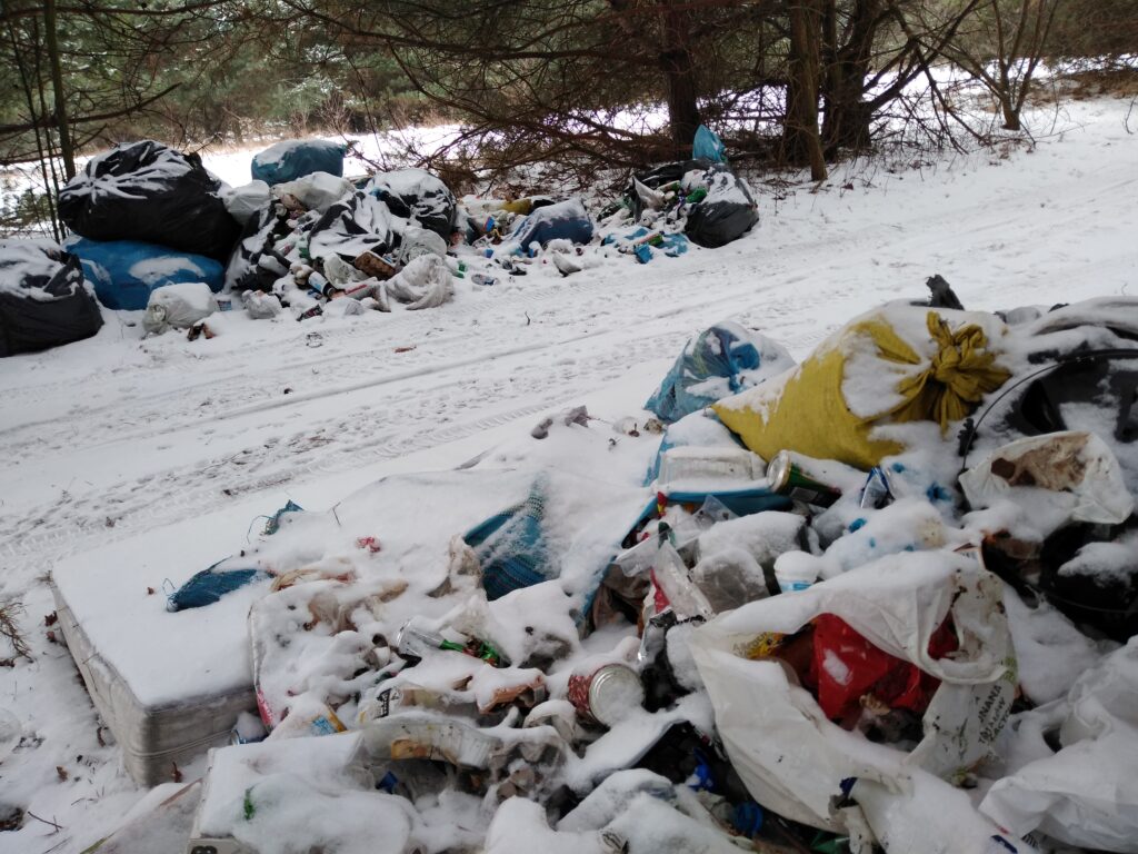 Śmieci w lesie pod Kłobuckiem. Policja bada znalezione na wysypisku paragony i szuka świadków 10