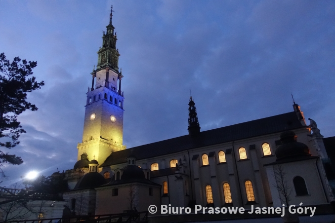 Jasnogórska wieża w barwach niebiesko-żółtych. To znak solidarności z Ukrainą 3