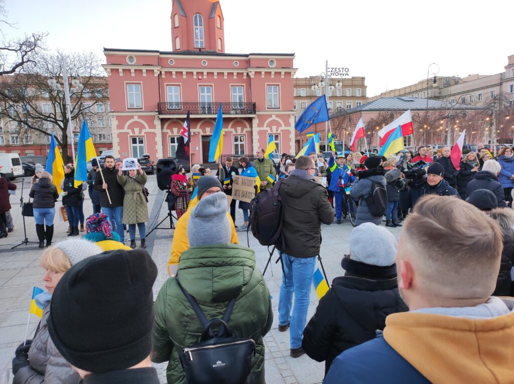 Częstochowski manifest solidarności z Ukrainą. "Precz z Putinem!" - wołano tłumnie na pl. Biegańskiego 10