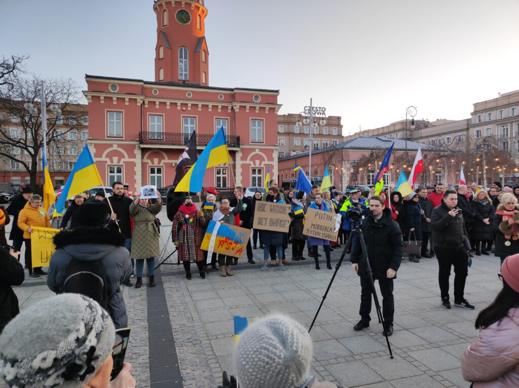 Częstochowski manifest solidarności z Ukrainą. "Precz z Putinem!" - wołano tłumnie na pl. Biegańskiego 11