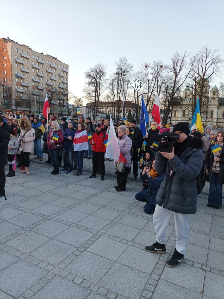 Częstochowski manifest solidarności z Ukrainą. "Precz z Putinem!" - wołano tłumnie na pl. Biegańskiego 18