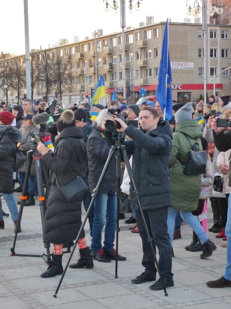 Częstochowski manifest solidarności z Ukrainą. "Precz z Putinem!" - wołano tłumnie na pl. Biegańskiego 15