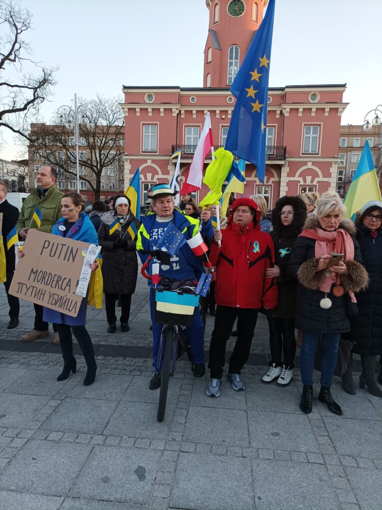 Częstochowski manifest solidarności z Ukrainą. "Precz z Putinem!" - wołano tłumnie na pl. Biegańskiego 13