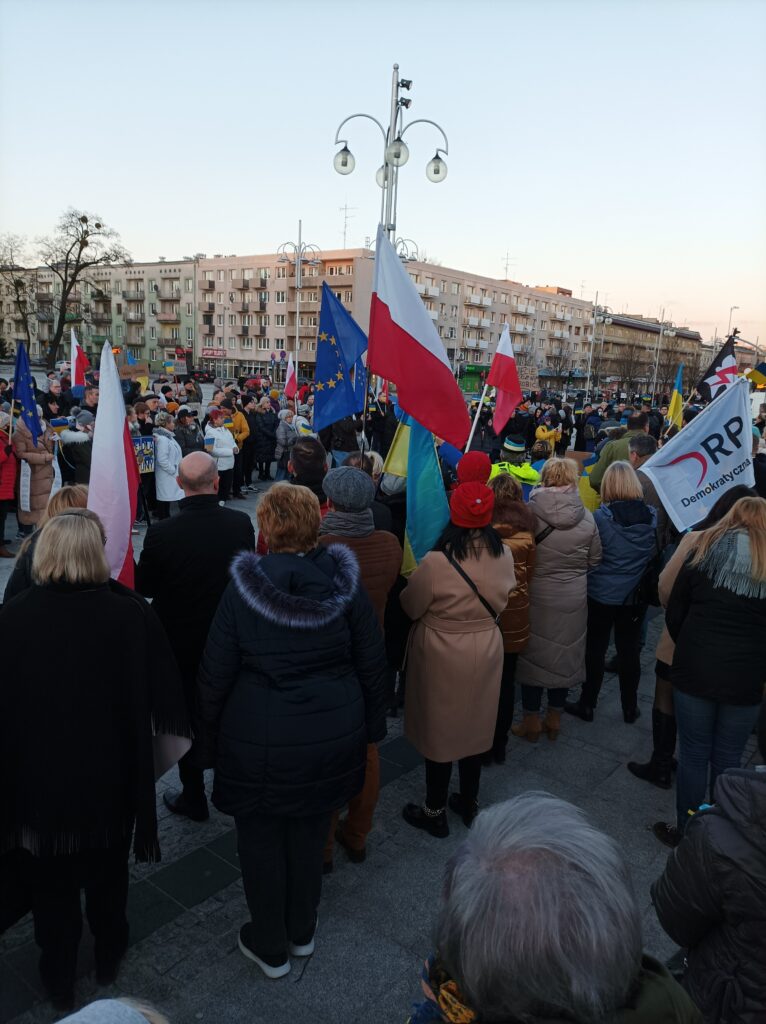 Częstochowski manifest solidarności z Ukrainą. "Precz z Putinem!" - wołano tłumnie na pl. Biegańskiego 12