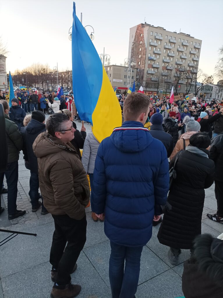 Częstochowski manifest solidarności z Ukrainą. "Precz z Putinem!" - wołano tłumnie na pl. Biegańskiego 16