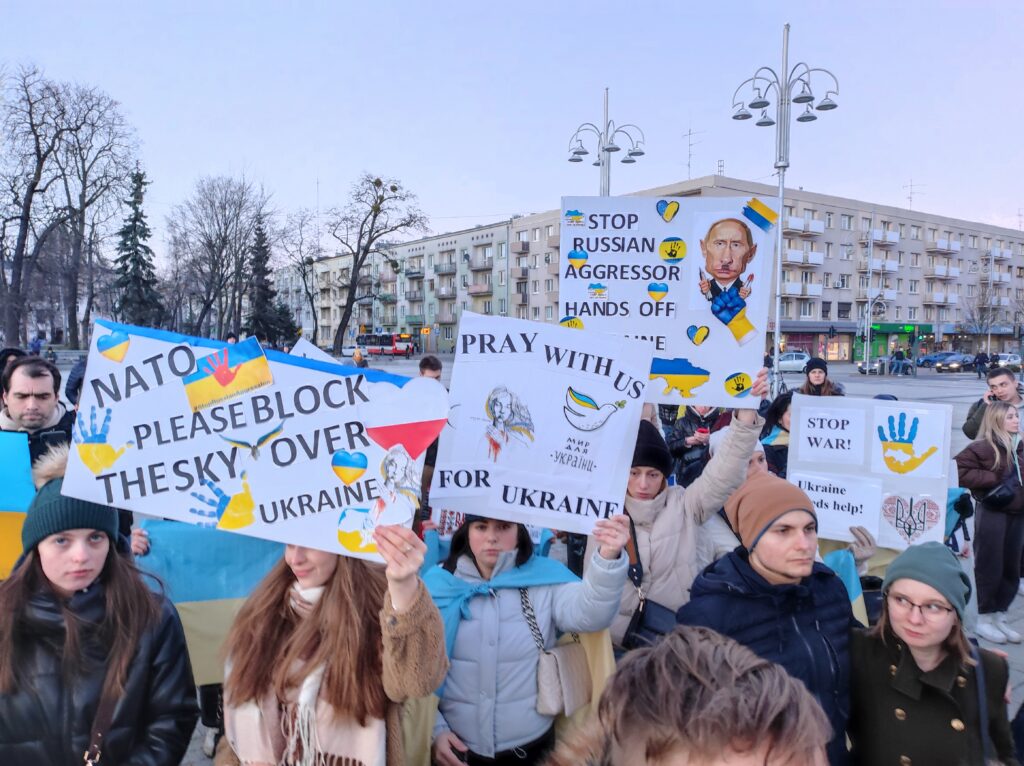 Częstochowski manifest solidarności z Ukrainą. "Precz z Putinem!" - wołano tłumnie na pl. Biegańskiego 2