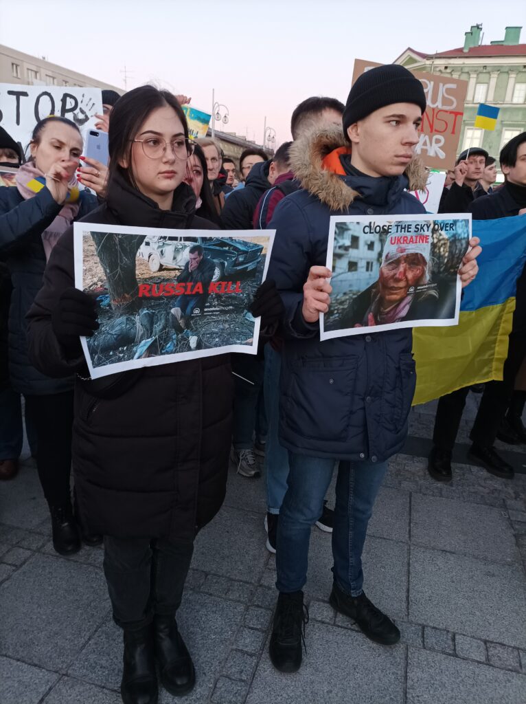 Częstochowski manifest solidarności z Ukrainą. "Precz z Putinem!" - wołano tłumnie na pl. Biegańskiego 21
