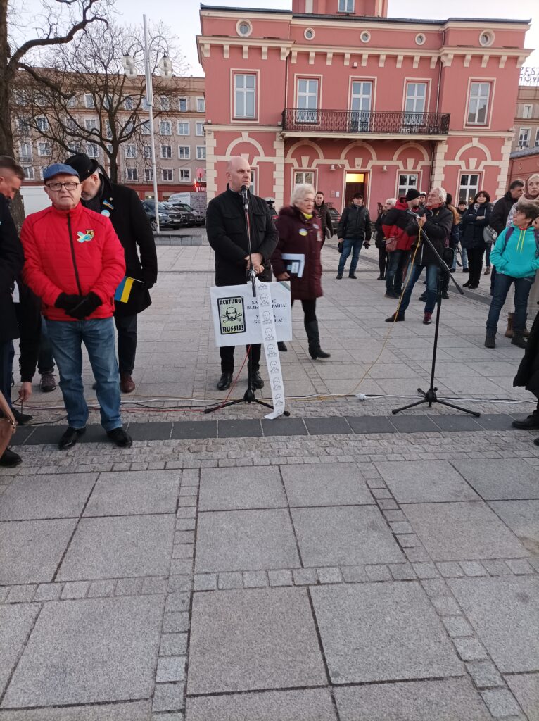 Częstochowski manifest solidarności z Ukrainą. "Precz z Putinem!" - wołano tłumnie na pl. Biegańskiego 20